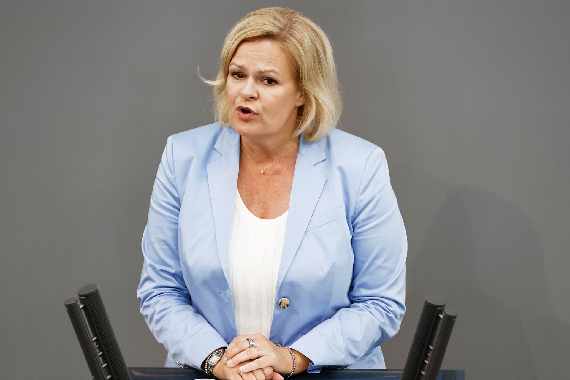 Faeser wehrt sich gegen Spitzel-Vorwürfe: „Dreck! Völliger Unsinn!“