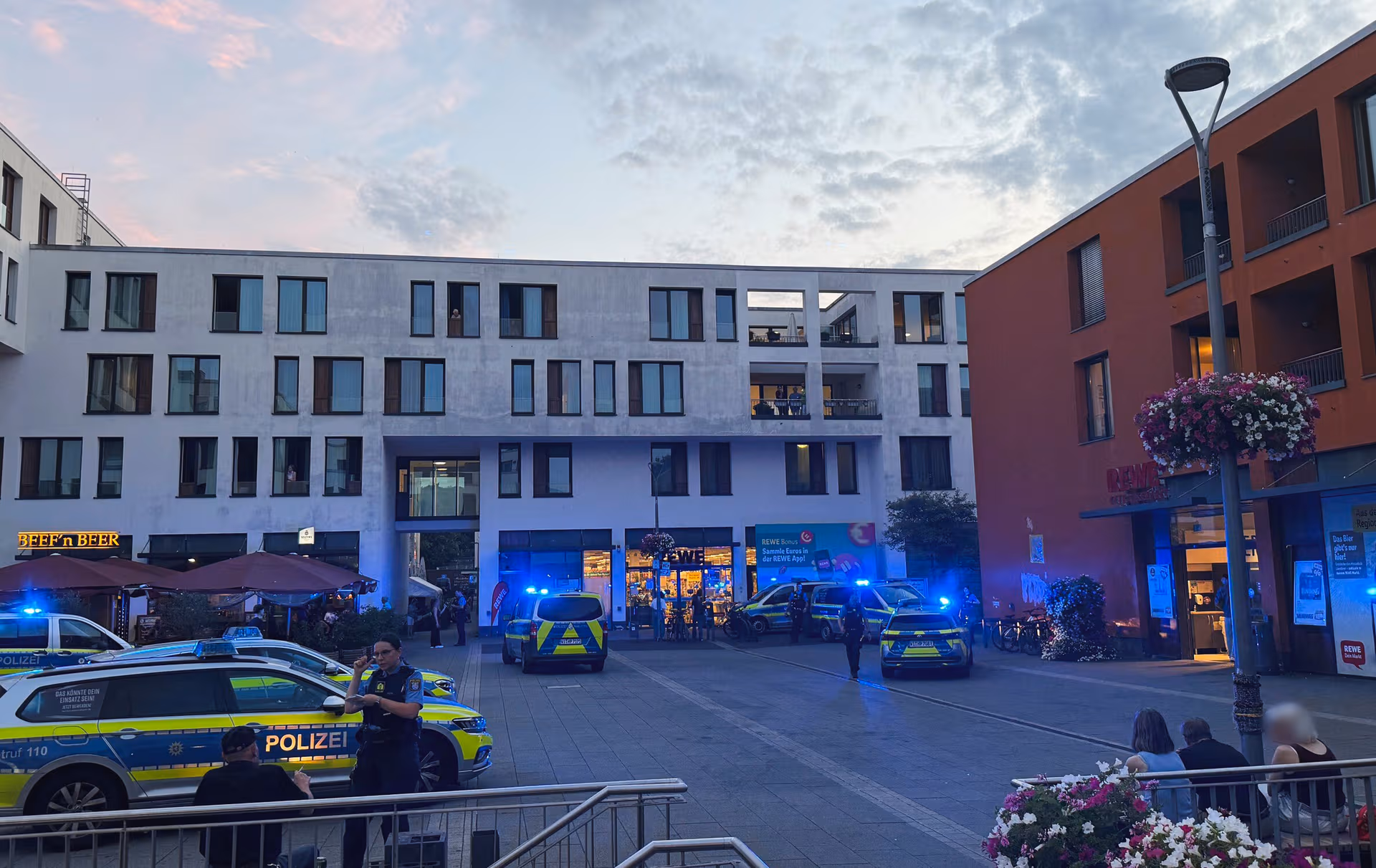 Mann ersticht Ehefrau auf offener Straße – Passanten müssen alles mitansehen