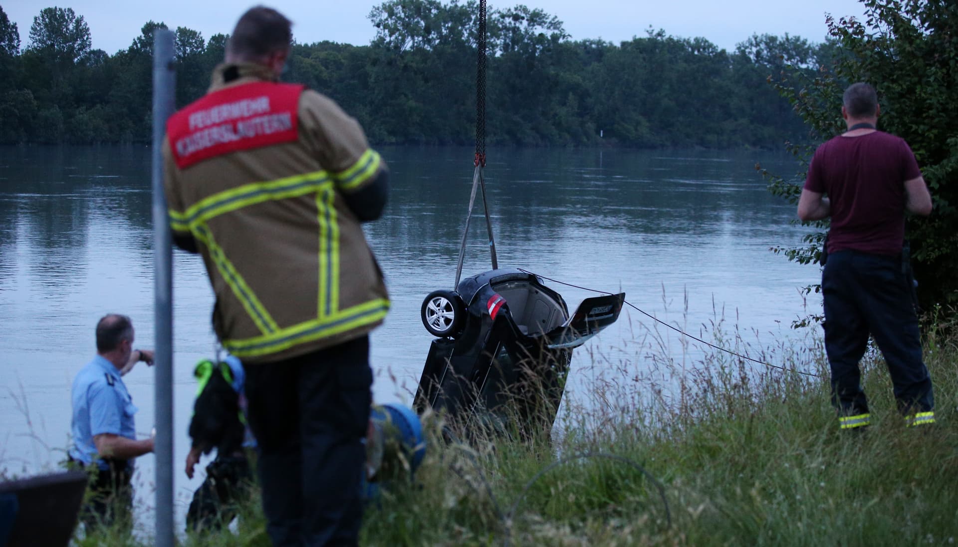 Zwei Menschen tot aus im Rhein versunkenem Auto geborgen