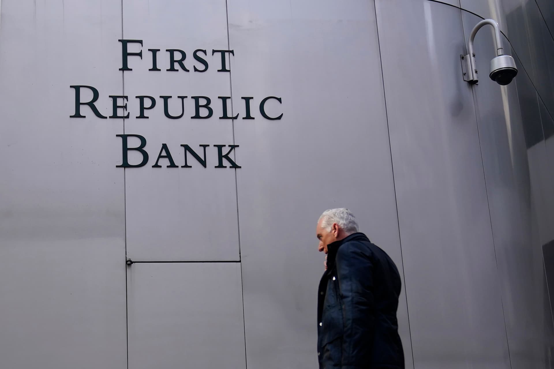 JPMorgan rettet taumelnde US-Bank First Republic im letzten Moment – dritte US-Bank in diesem Jahr vor dem Zusammenbruch