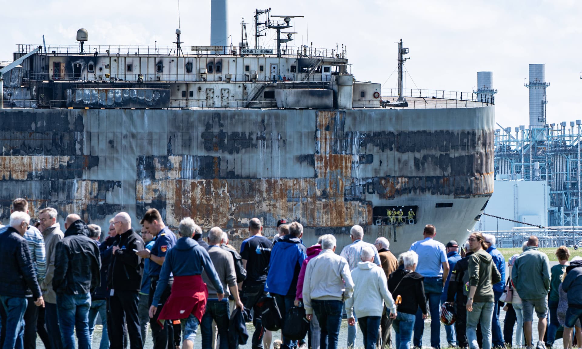 Schwer beschädigter Frachter „Fremantle Highway“ sicher im Hafen angekommen