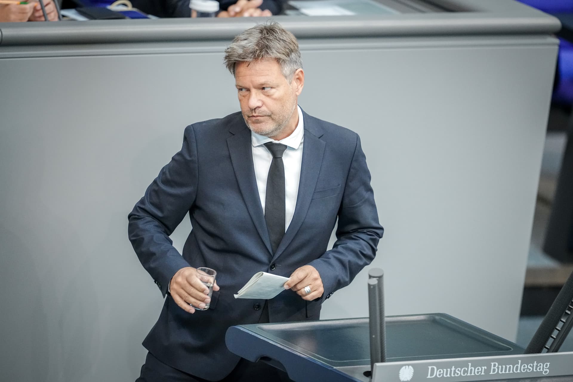 Die Regierung verabschiedet Gesetze, die das Volk ablehnt