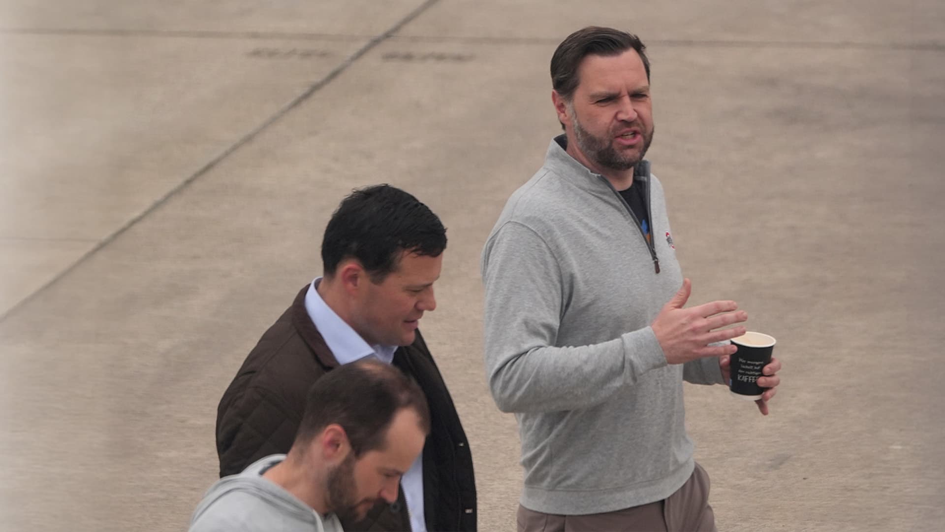 Überraschungsbesuch in US-Base Ramstein: US-Vizepräsident JD Vance macht Zwischenstopp in Deutschland