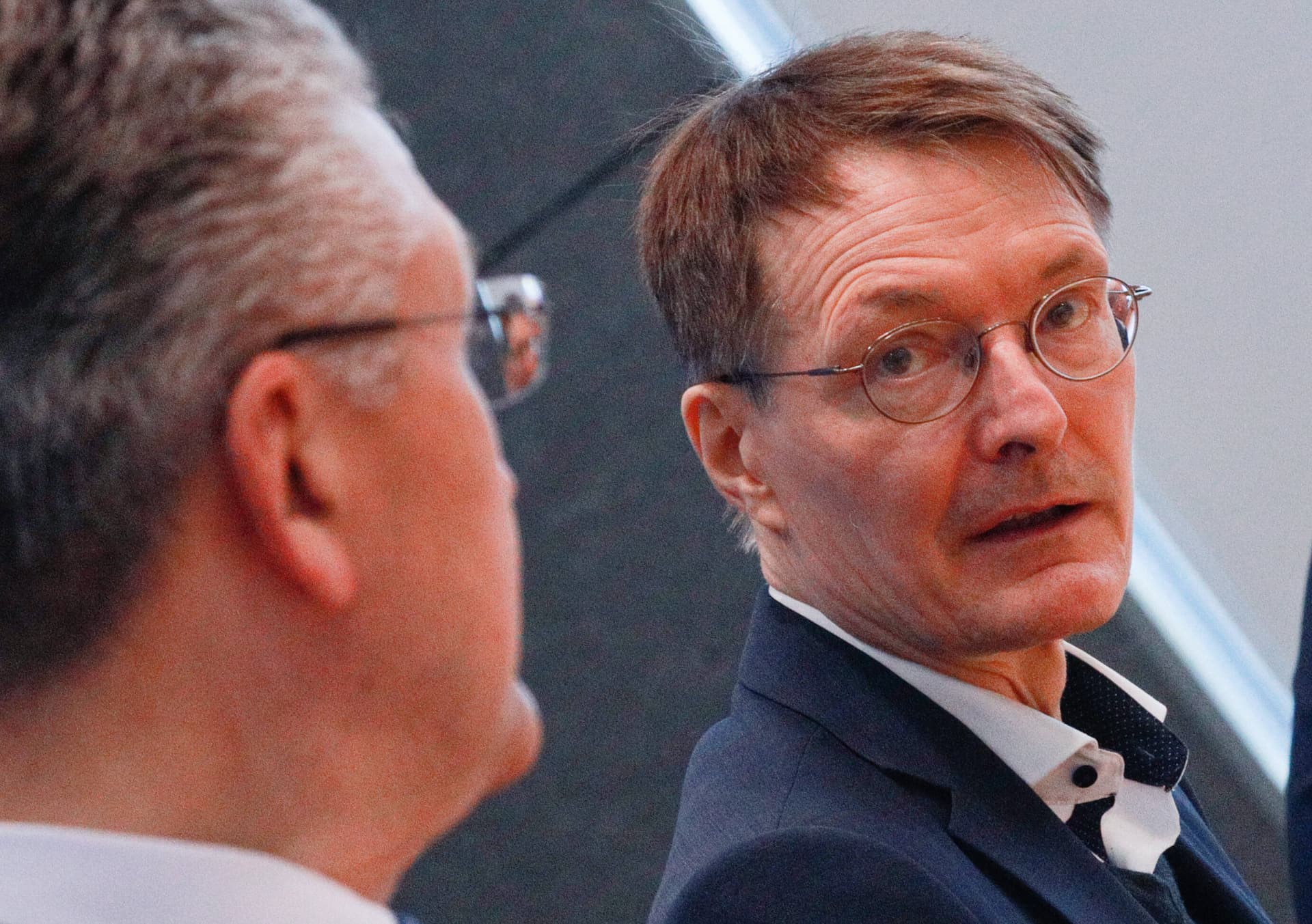 Vor Impfpflicht-Abstimmung: Lauterbach verhinderte monatelang Herabstufung des Corona-Risikos