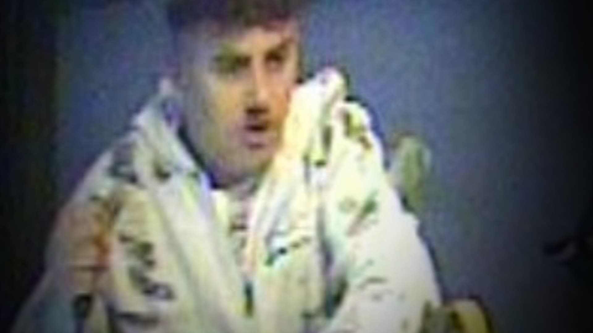 Polizei fahndet nach diesem Messerstecher: Er hat in Hamburg eine Rollstuhlfahrerin niedergestochen!