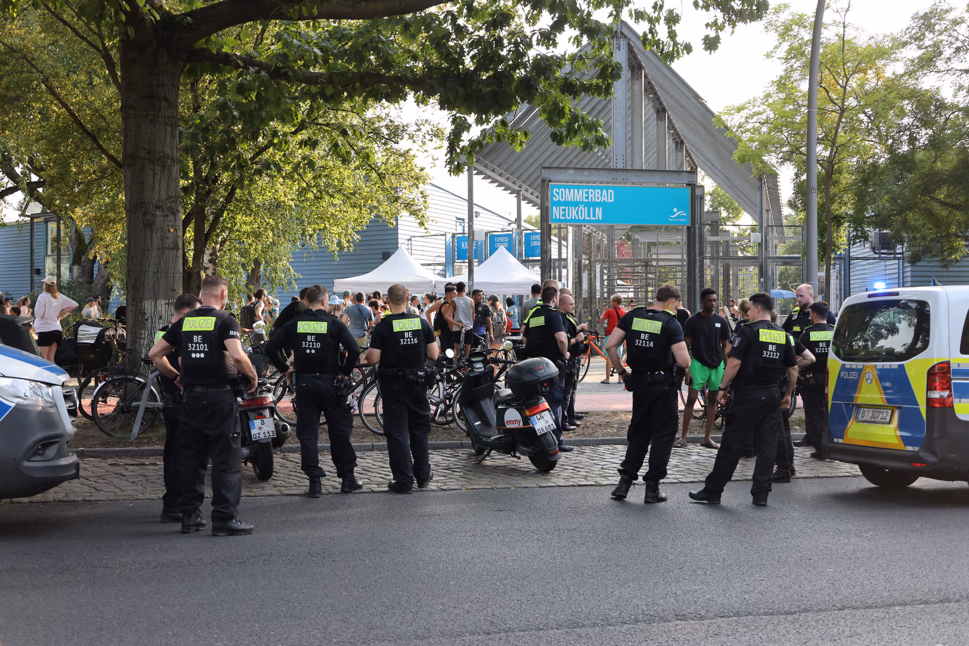 Großeinsatz! Massenschlägerei in Berliner Freibad
