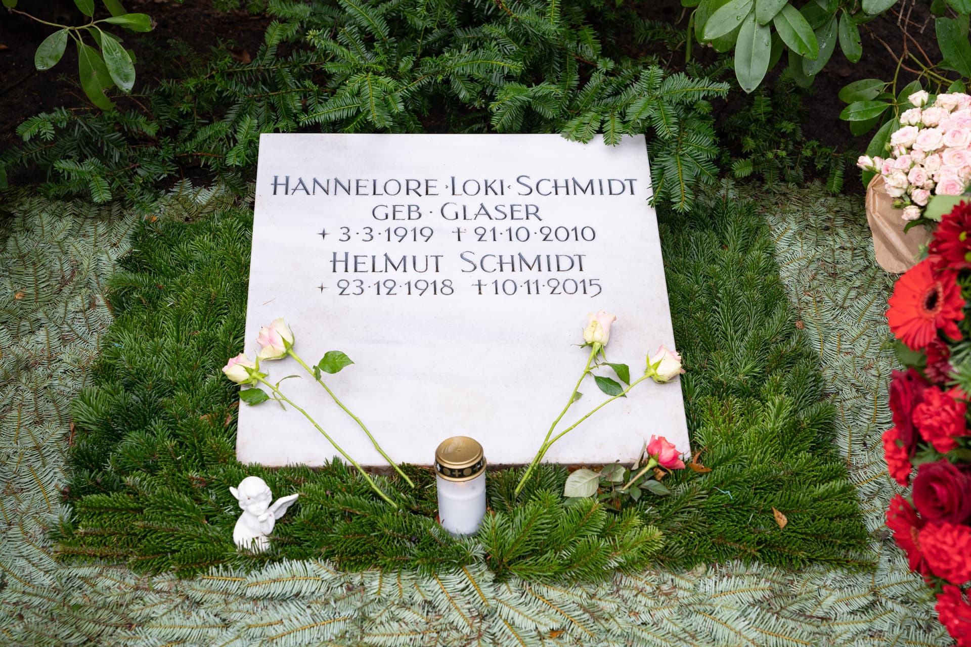 Hakenkreuz: Schockierender Vandalismus am Grab von Helmut Schmidt