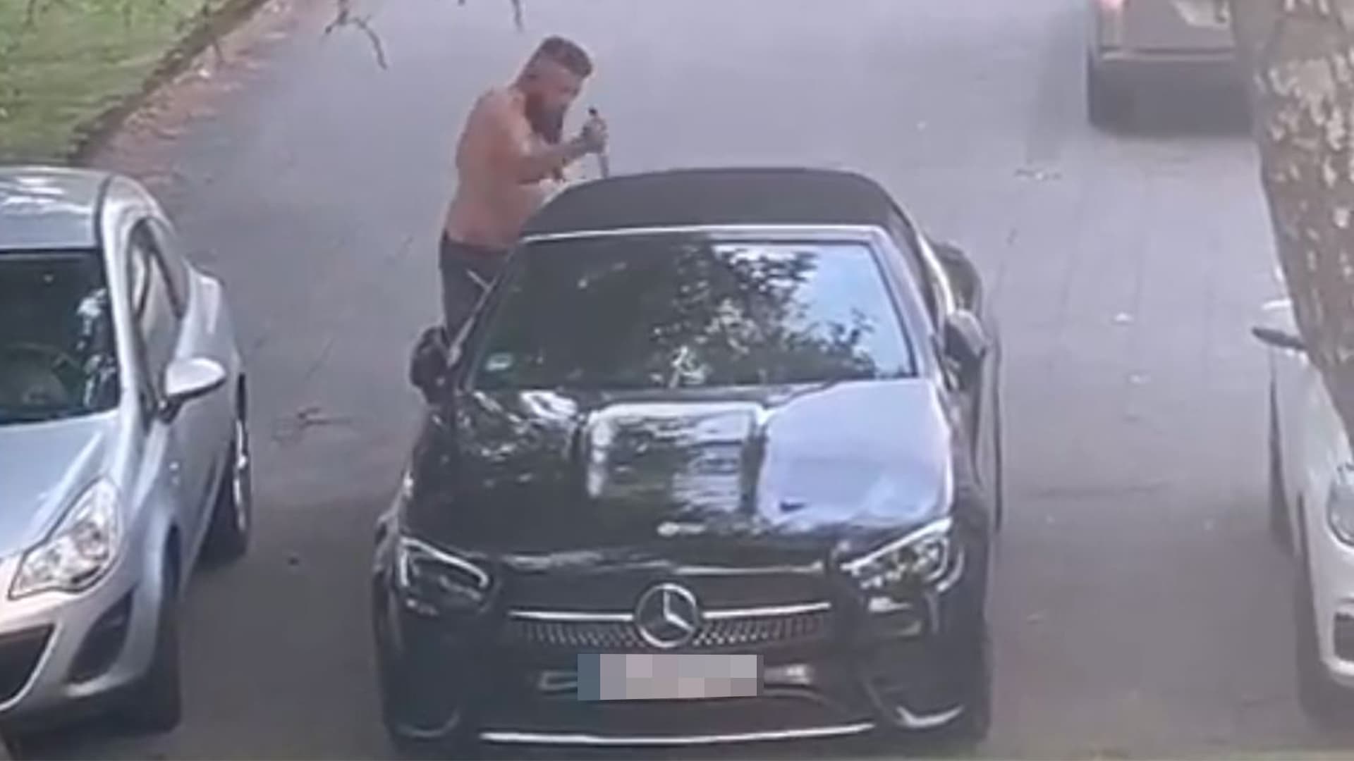 Messer-Mann (44) zerstört Mercedes Cabrio und bedroht Nachbarn – Festnahme!