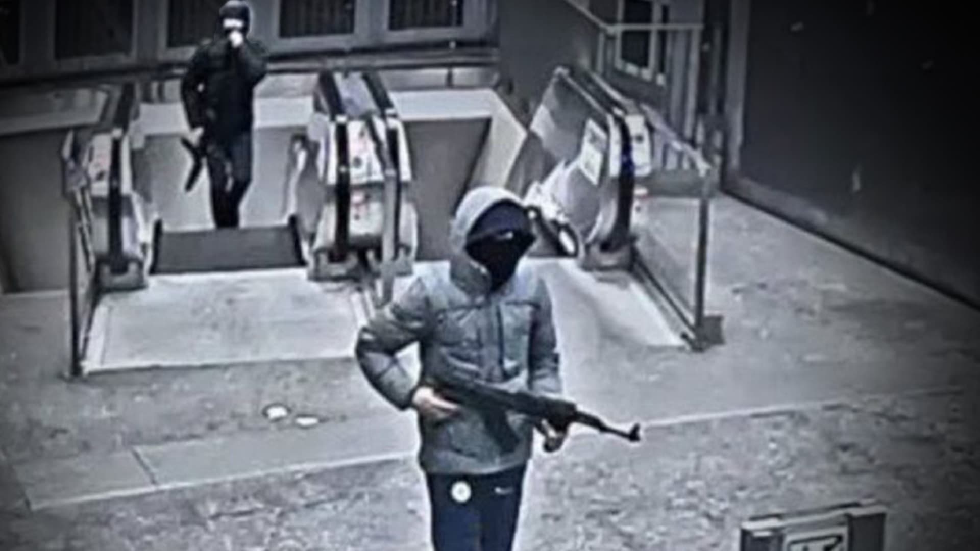 Mit Kalaschnikows im U-Bahn-Tunnel! Polizei sucht Verdächtige nach Schüssen in Brüssel