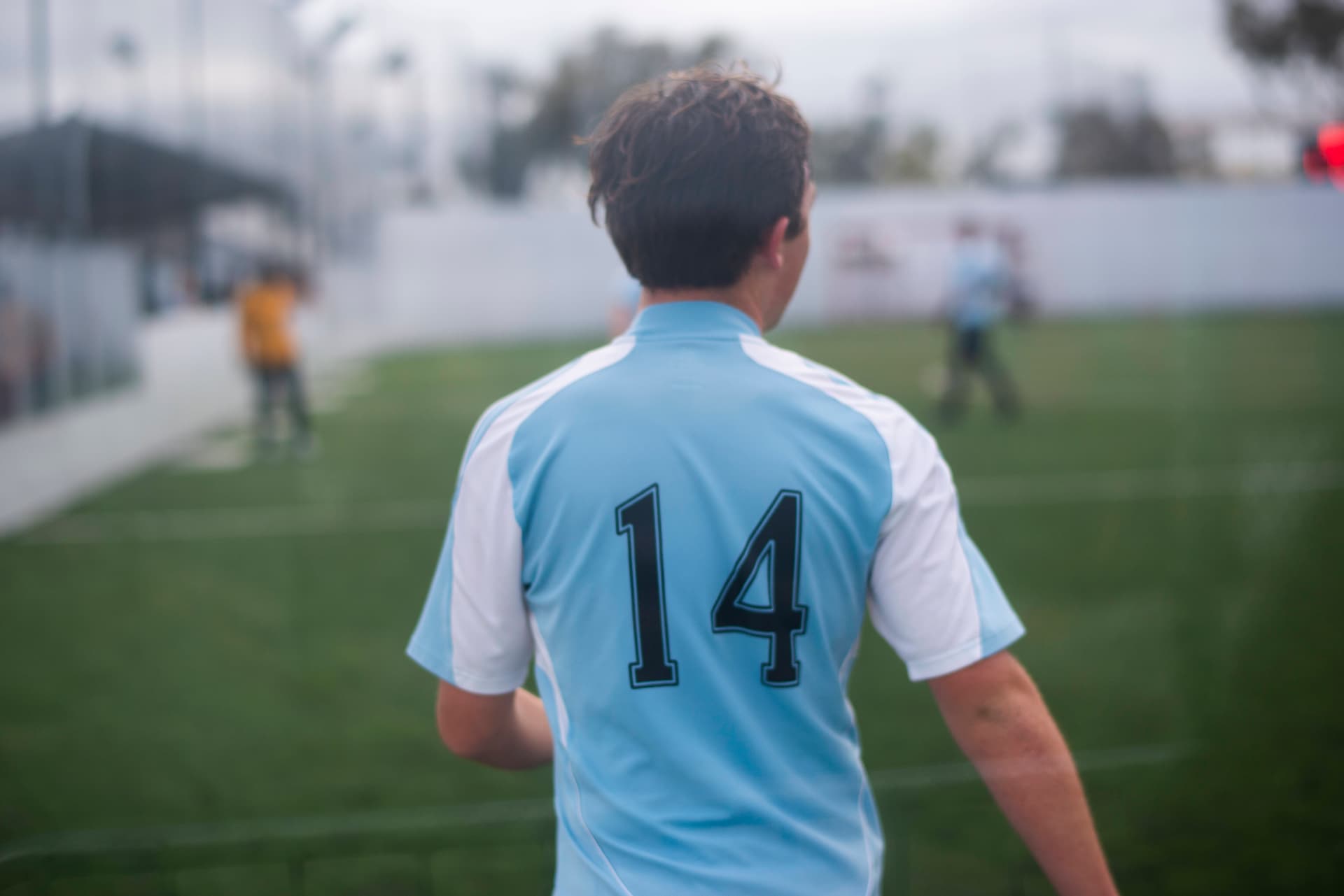 Schockierender Angriff: Zuschauer würgt Linienrichter bei Fußballspiel in Dortmund