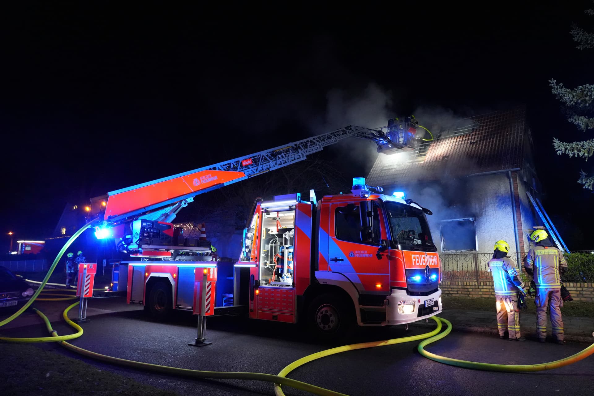 Flammen-Inferno in Einfamilienhaus: Kleiner Junge stirbt bei Brand in Berlin