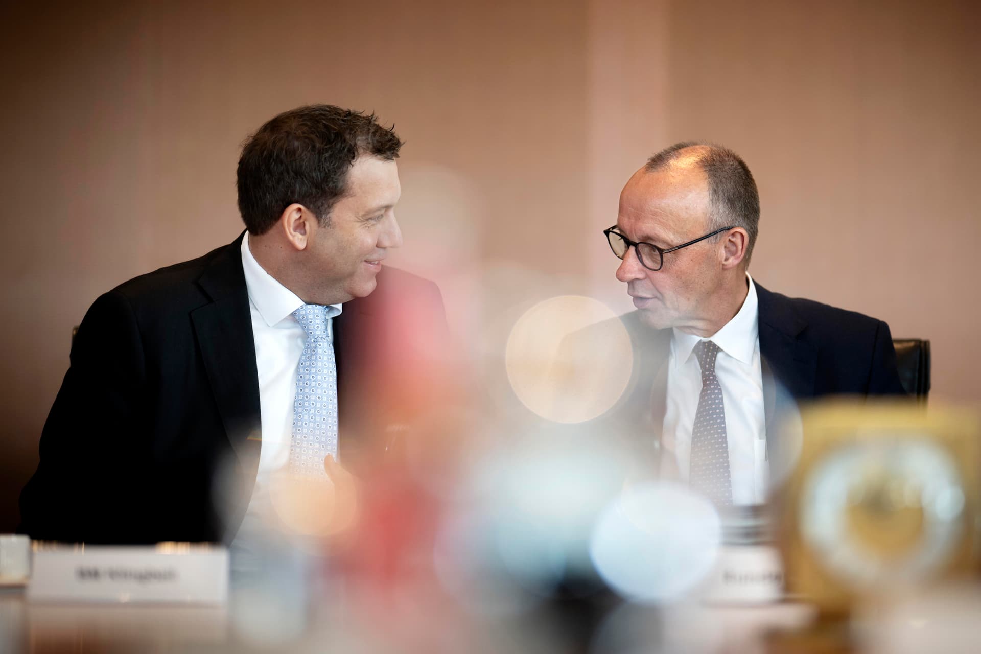 Merz-Regierung im Umfragetief: Zustimmung in Deutschlandtrend sinkt auf schockierende 29 Prozent