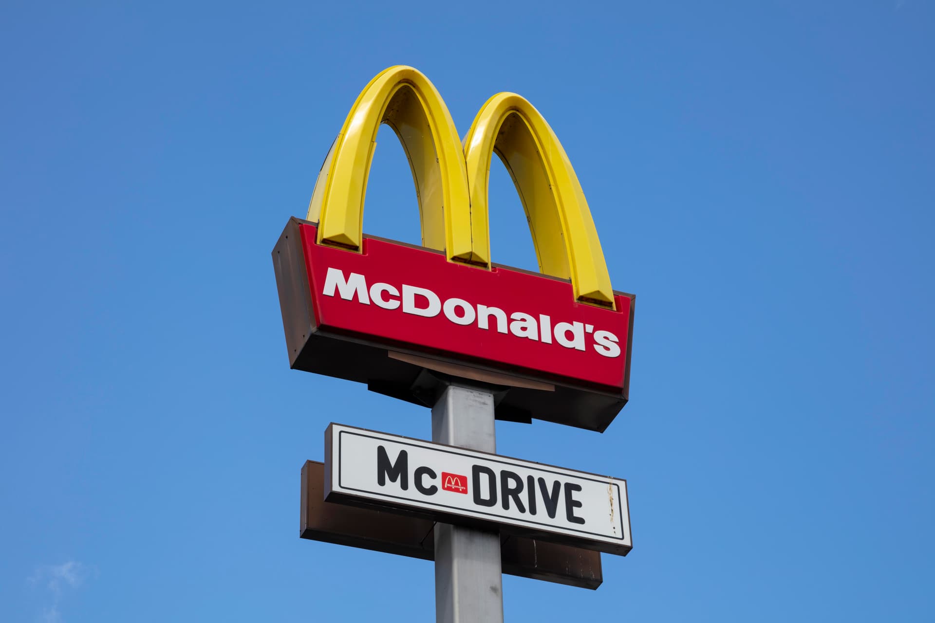 Wegen unerwünschter Beziehung: Syrisch-kurdische und irakisch-kurdische Familien prügeln sich vor McDonald’s-Filiale