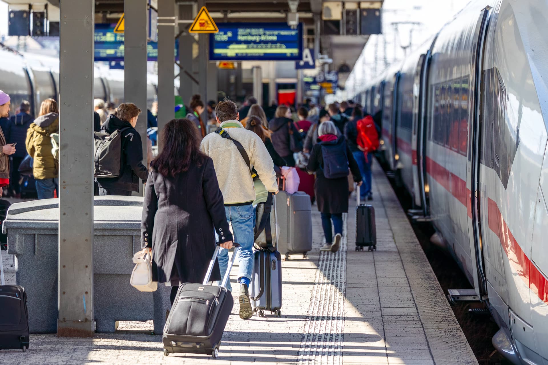 Trotz wachsender Kritik: Lokführer im Streik, Fahrgäste sauer