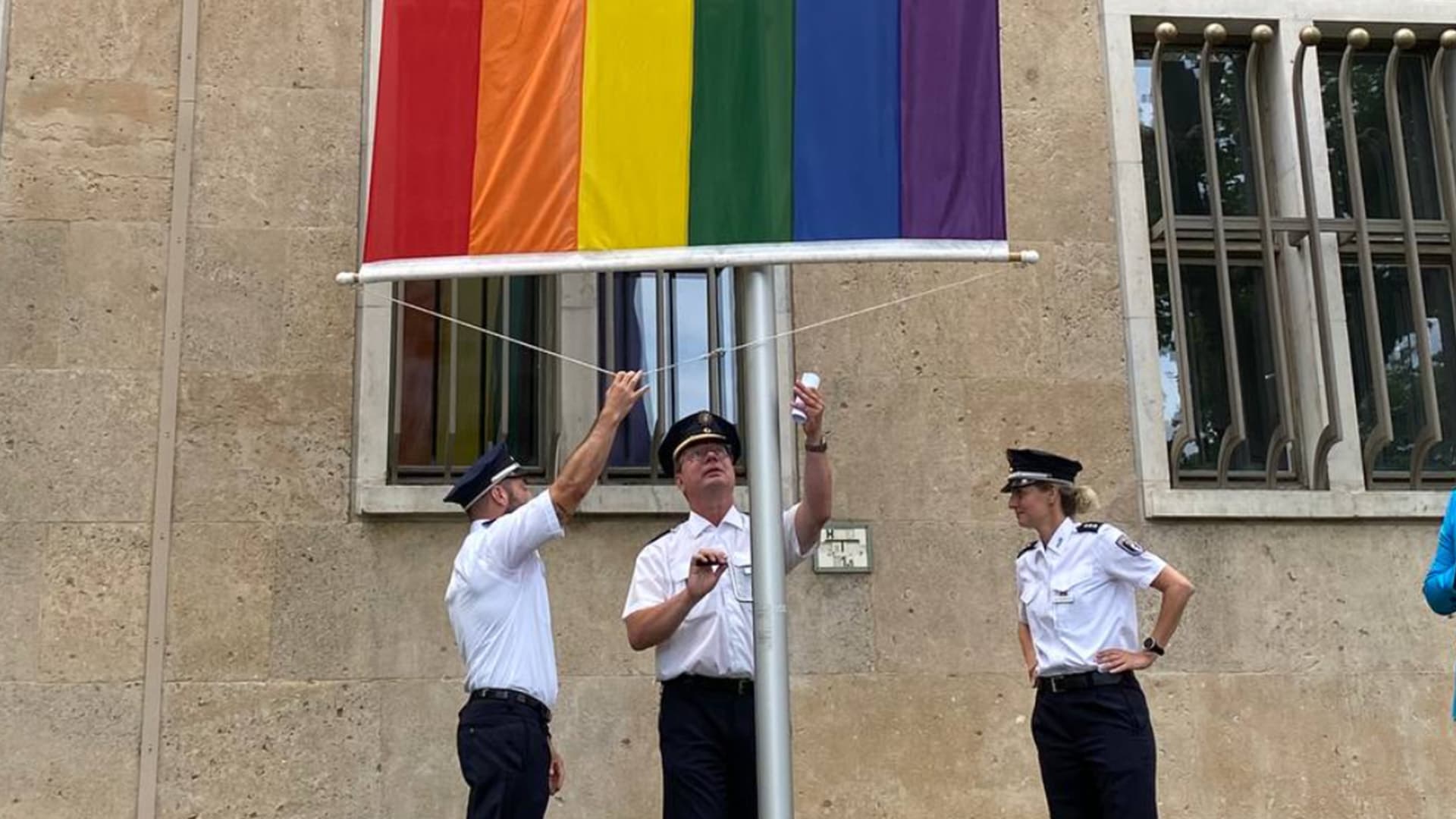 Schwarz-Rot-Gold verboten! Doch am Montag hisst die Polizei Berlin die Regenbogenflagge ...