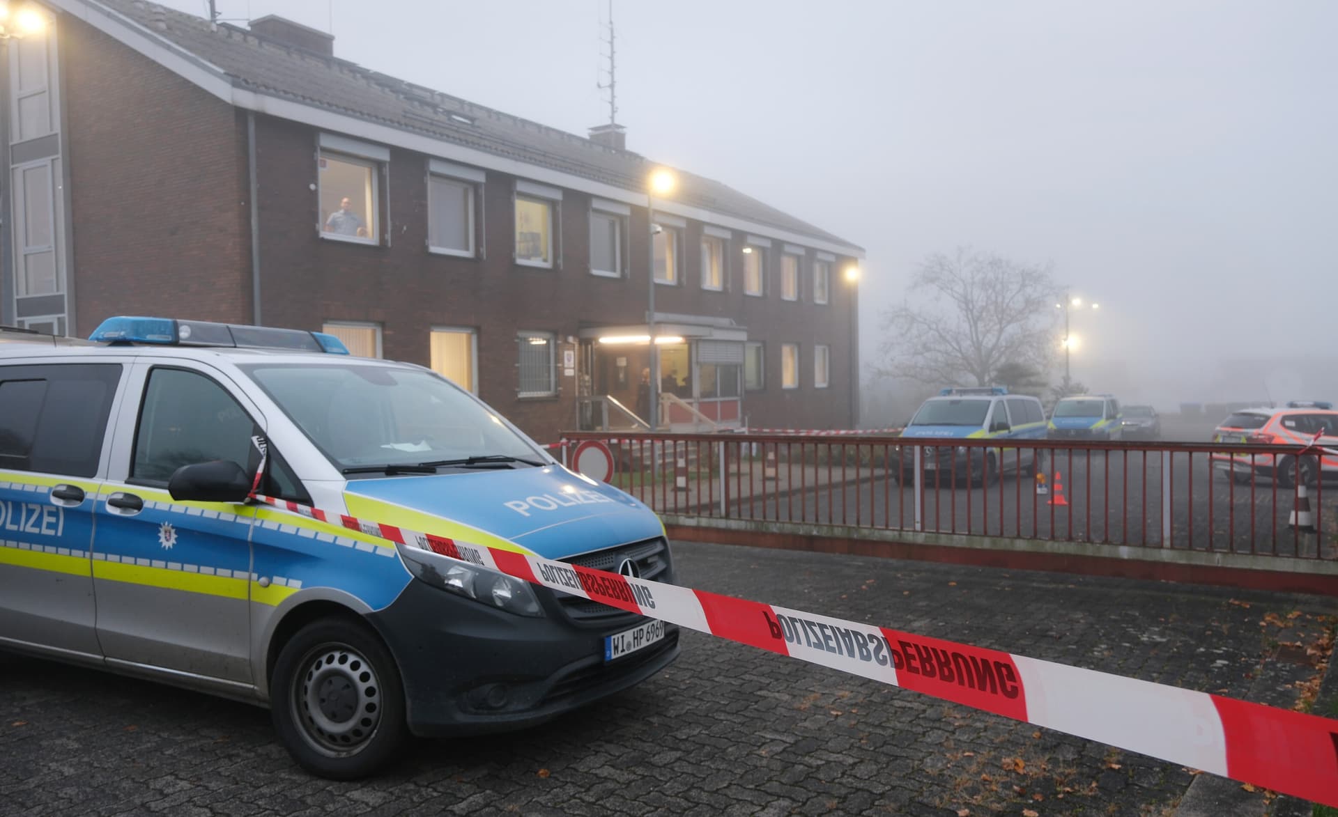 Sie feuerte auf die Beamten: 20-Jährige auf Polizei-Wache erschossen!