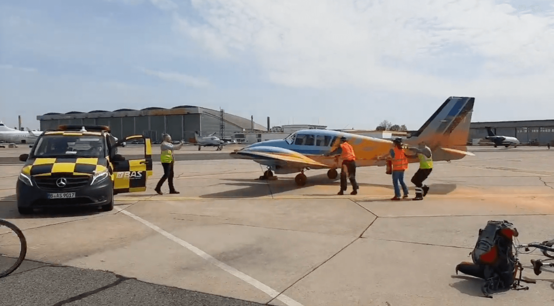 Klima-Chaoten beschmieren Flugzeug am Berliner Flughafen