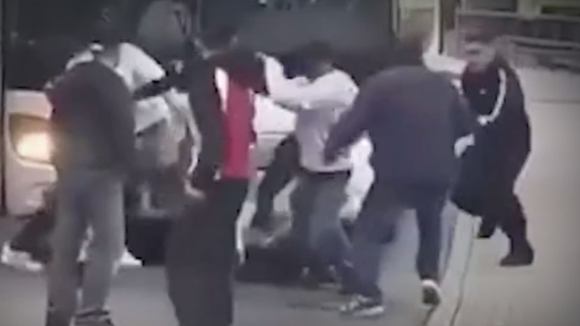Prügel-Mob stürzt sich auf zwei junge Männer: Video zeigt Gewalt-Exzess an Bushaltestelle