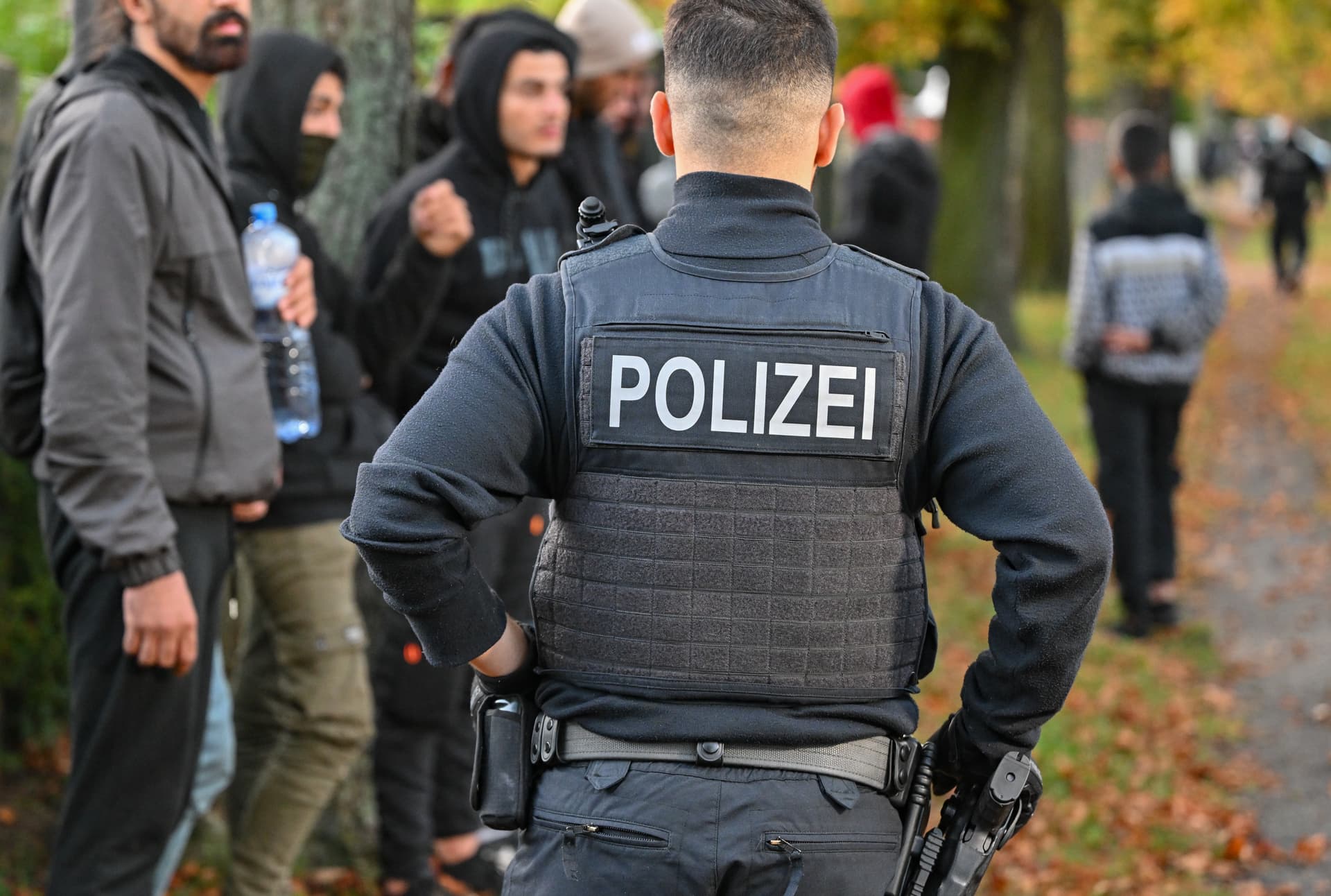Im ersten vollen Monat der Grenzkontrollen knallt die Zahl der Asyl-Anträge rauf!