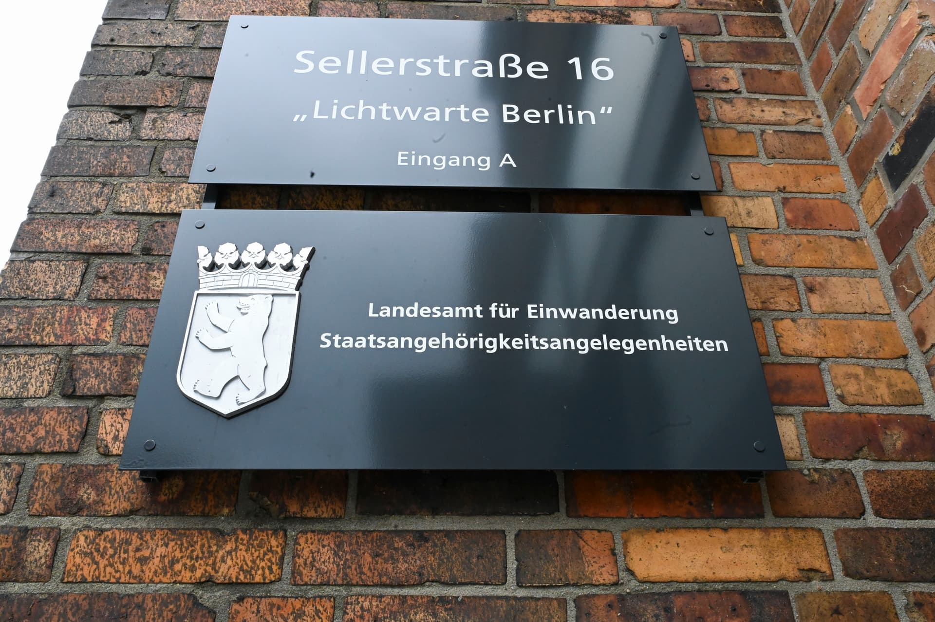 Korruptionsskandal im Berliner Landesamt für Einwanderung: Ermittlungen wegen Bestechlichkeit und Urkundenfälschung