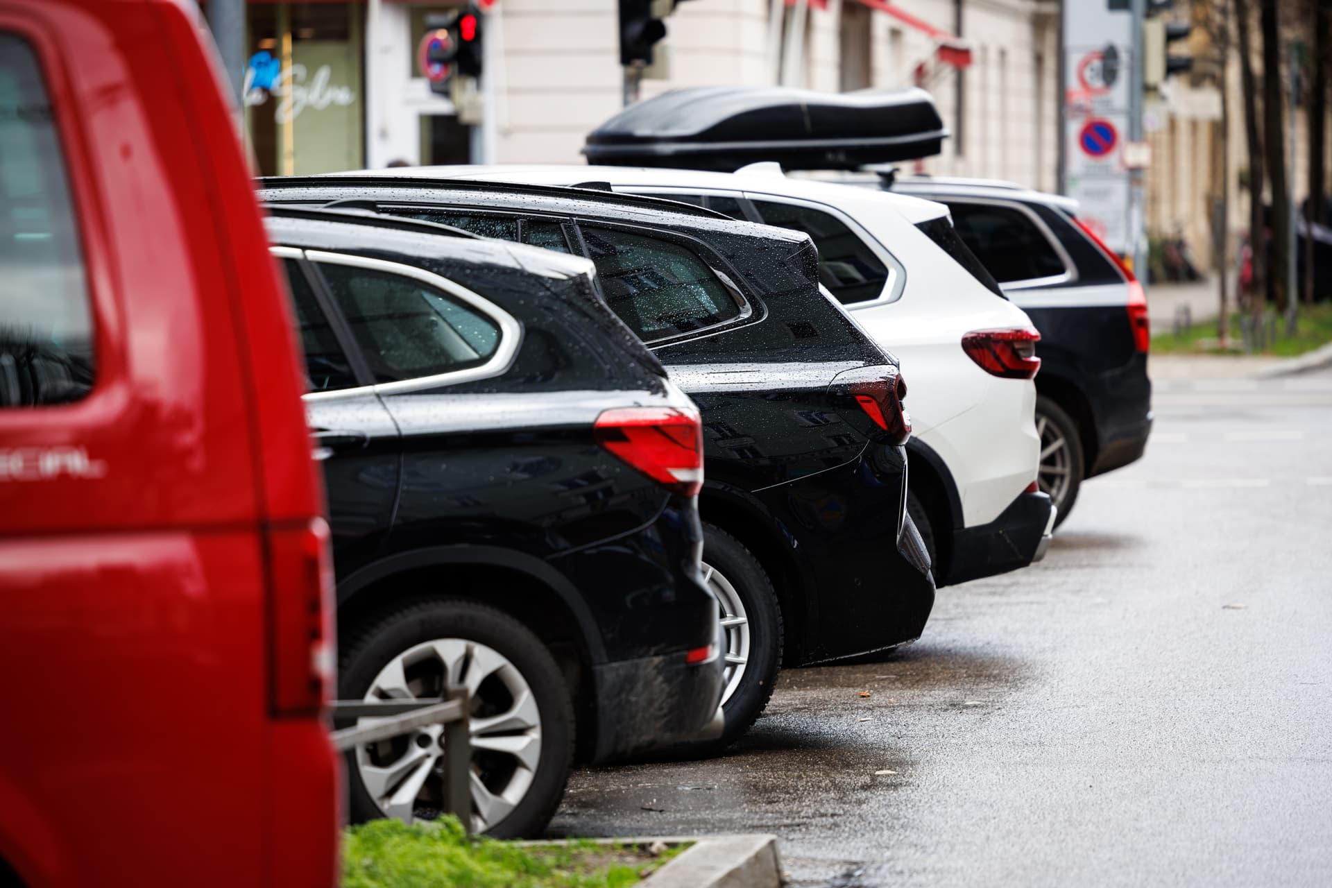 Umwelthilfe will SUV aus Innenstädten verbannen: Bewohner-Parkausweis soll 360 Euro kosten!