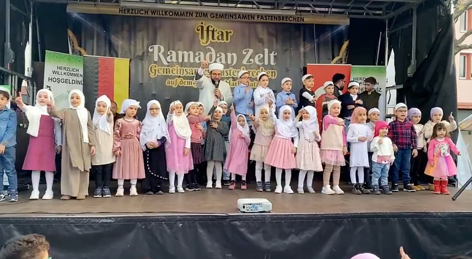 Ramadan-Event auf Marktplatz in Hanau: Junge Mädchen tanzen mit Kopftuch und zeigen Islamisten-Gruß