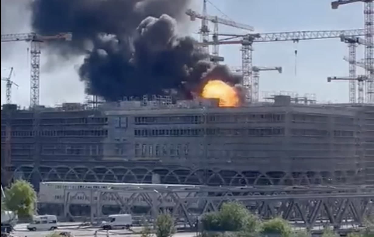Riesige Rauchwolke über der Stadt: Explosionen in Hamburgs Hafencity!