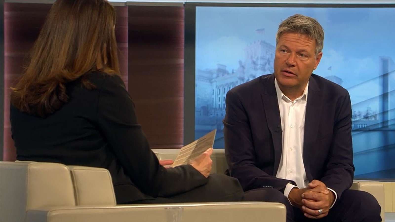 Habeck plötzlich ganz demütig: „Ich bin auch nicht zufrieden mit der Bundesregierung“