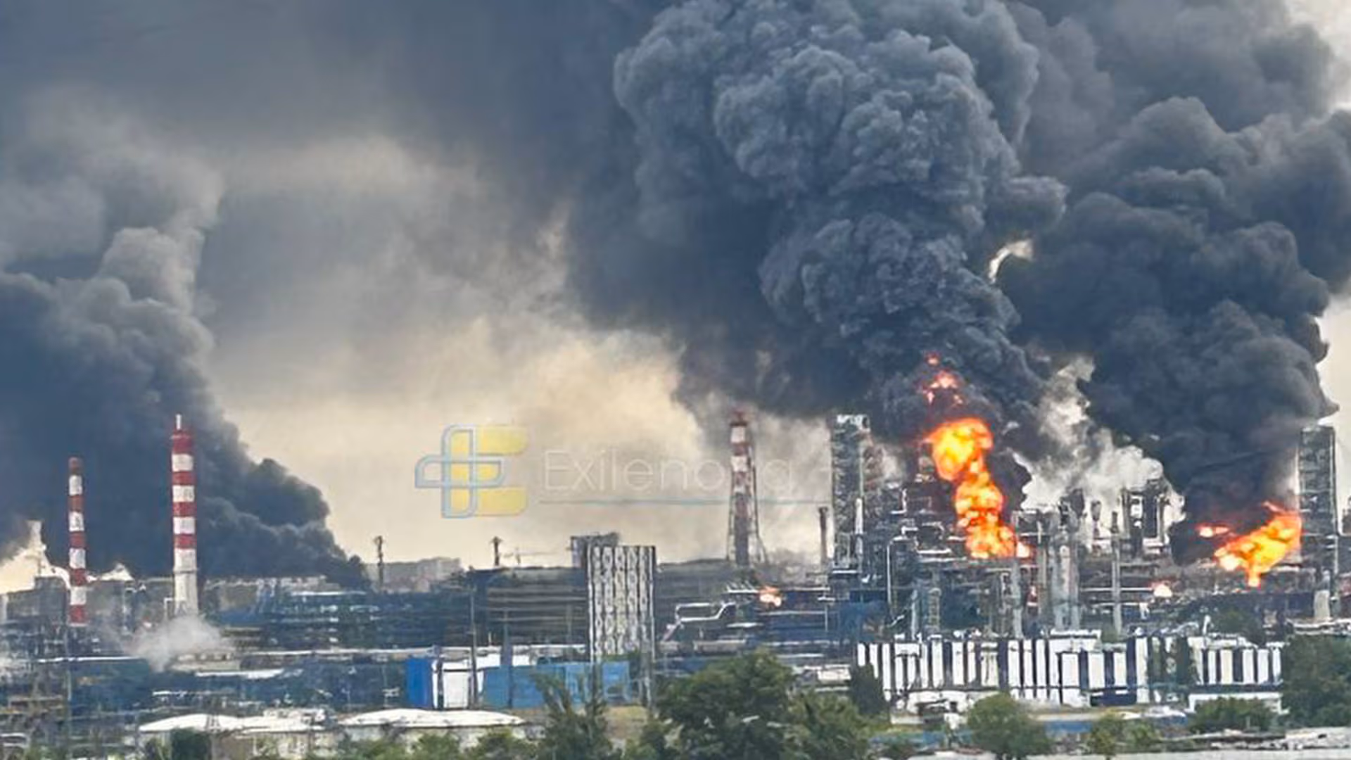 Schwere Drohnenangriffe auf Moskau – wichtige Ölraffinerie in Flammen