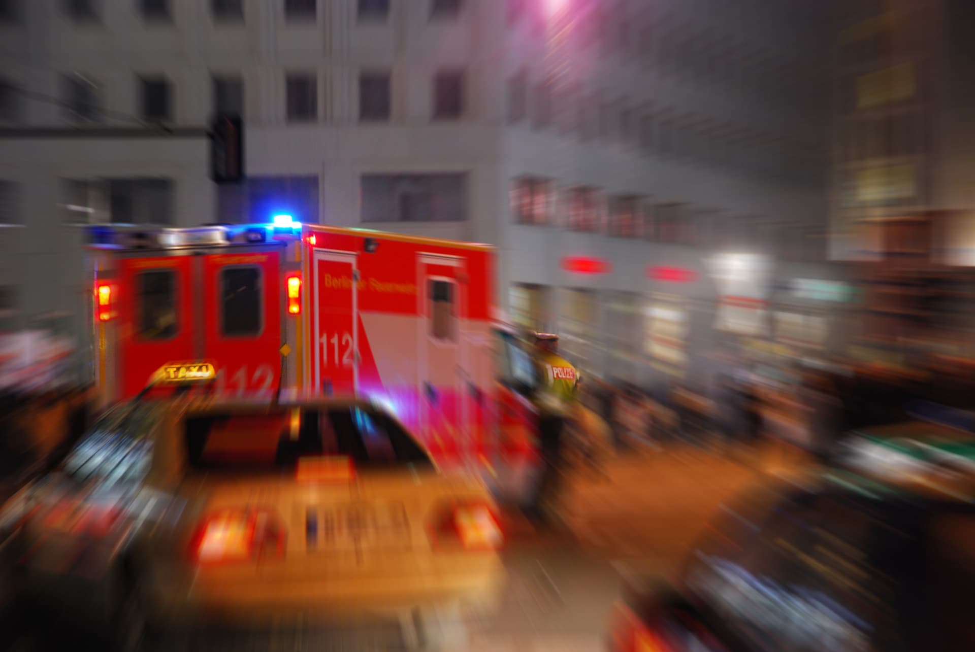 Mädchen (16) nach Party zweimal von Auto überrollt – Mann dachte, er überfährt nur einen Stein