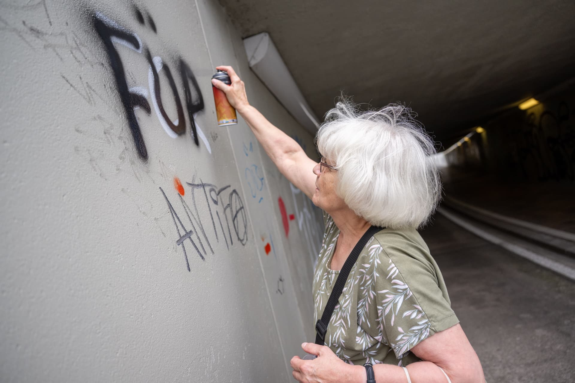 Antifa-Oma mit Bundesverdienstkreuz bringt Kindern bei, wie man rechte Parolen übermalt