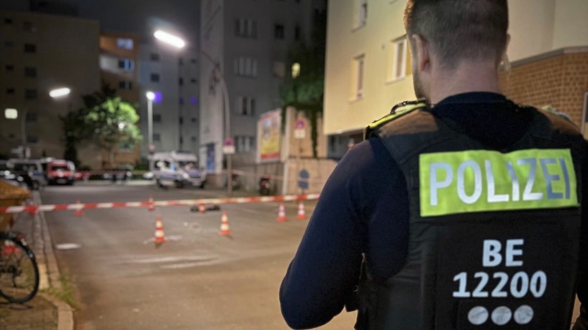 „Mangelnder Tatverdacht“: Polizist in den Hals gestochen, Täter schon wieder auf freiem Fuß!