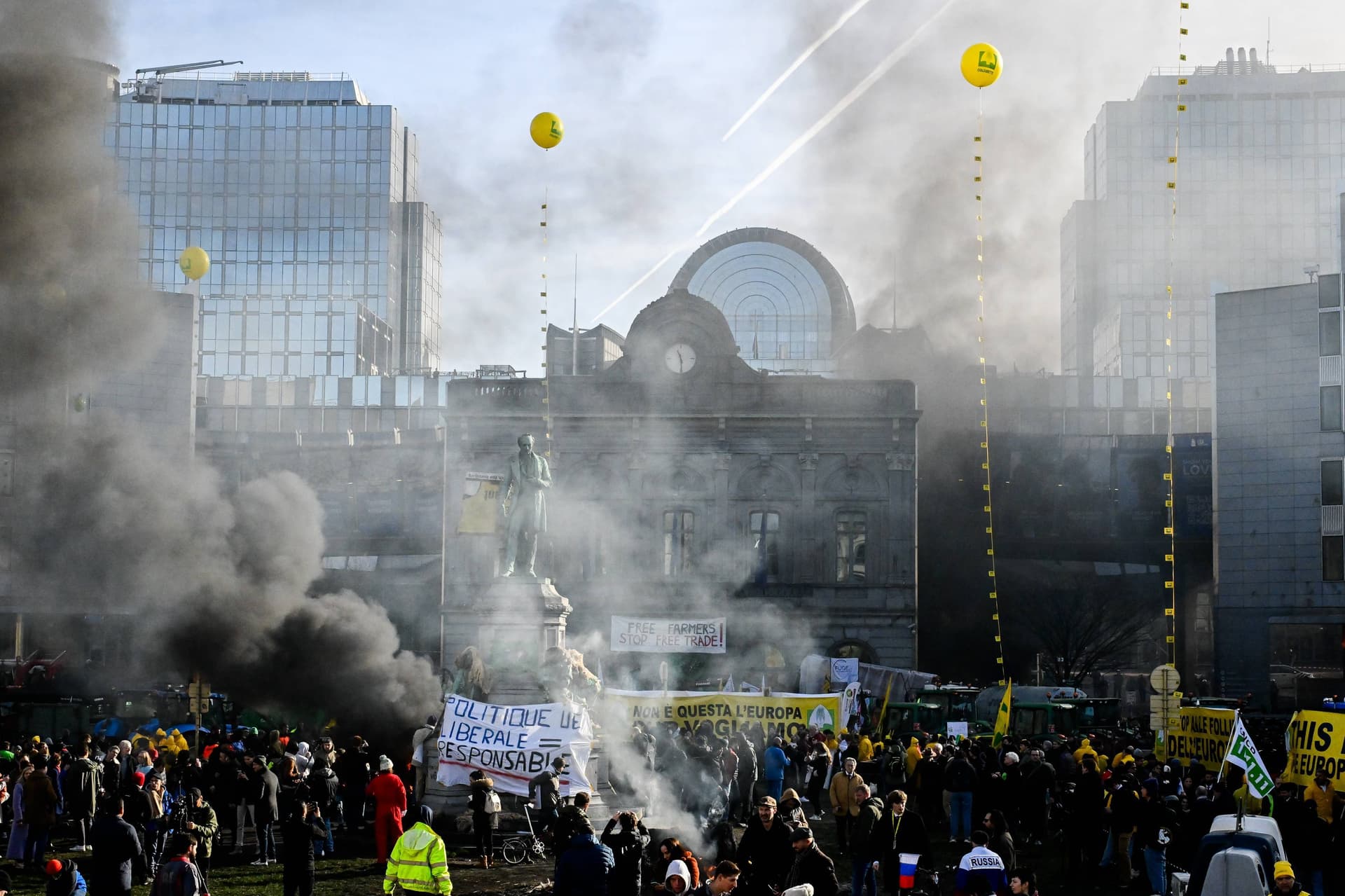 Brennende Paletten und Kuhmist: Bauern protestieren in Brüssel