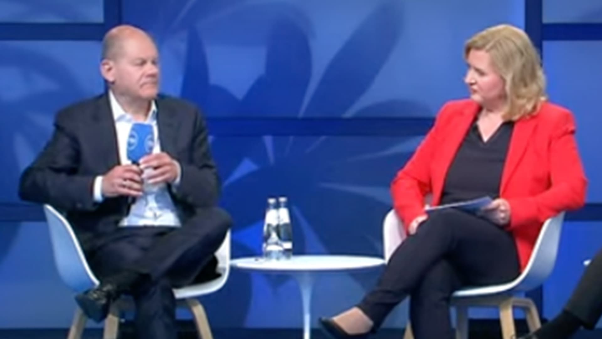 „Ruhig applaudieren“: Irre Publikum-Ansage von SPD-Journalistin beim Scholz-Interview