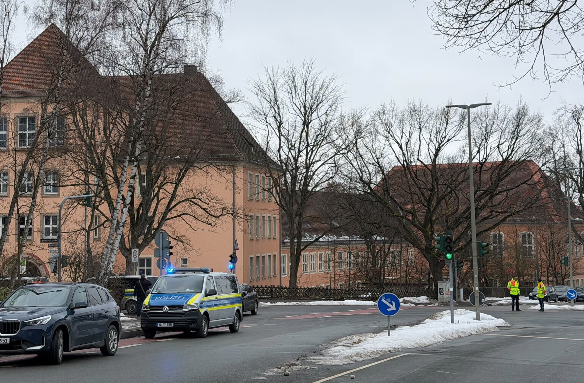 Großeinsatz an Nürnberger Schule: Zeugen melden Jugendlichen mit Waffe