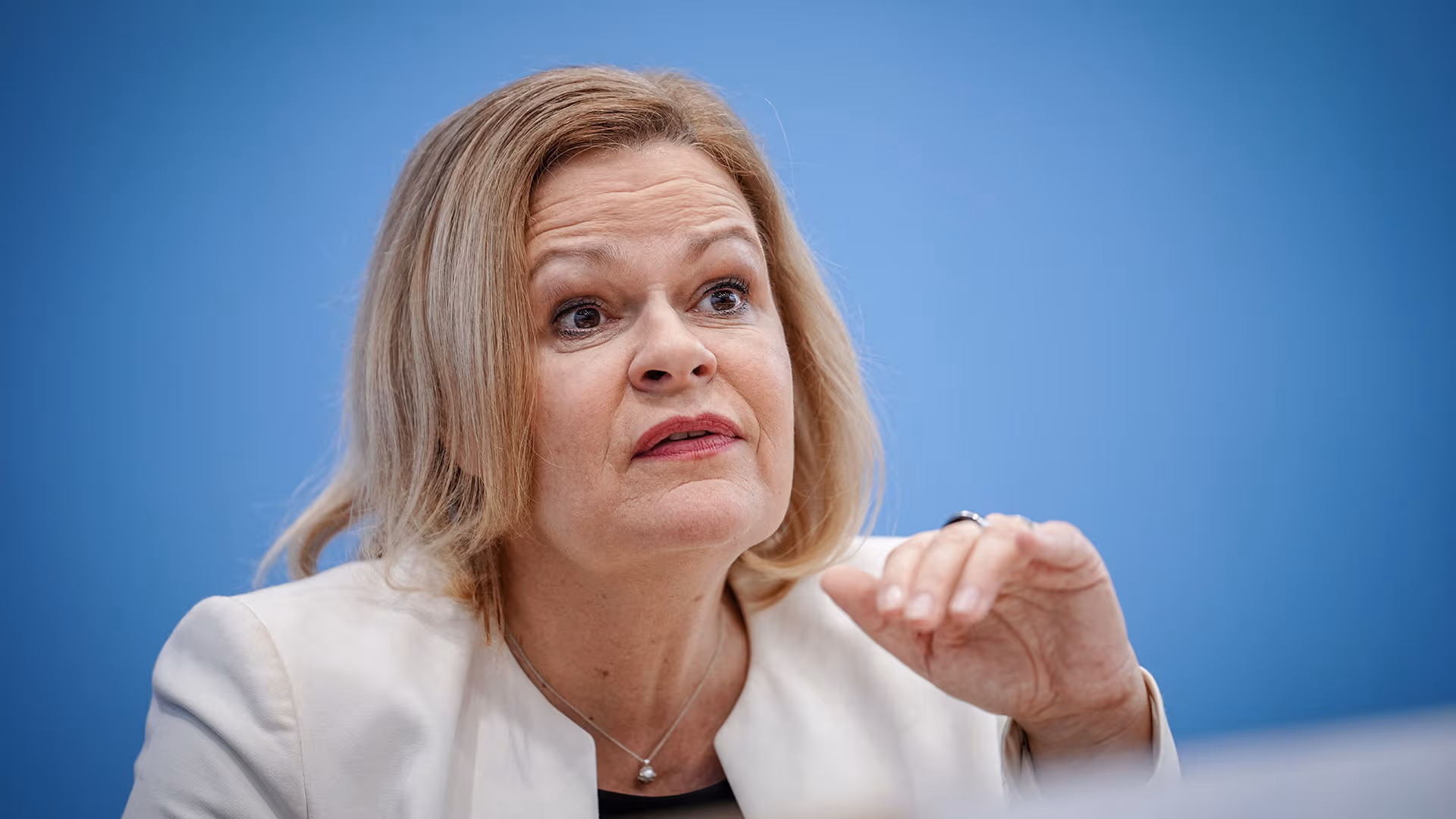 Nancy Faeser will „Verhöhnung des Staates“ unter Strafe stellen!
