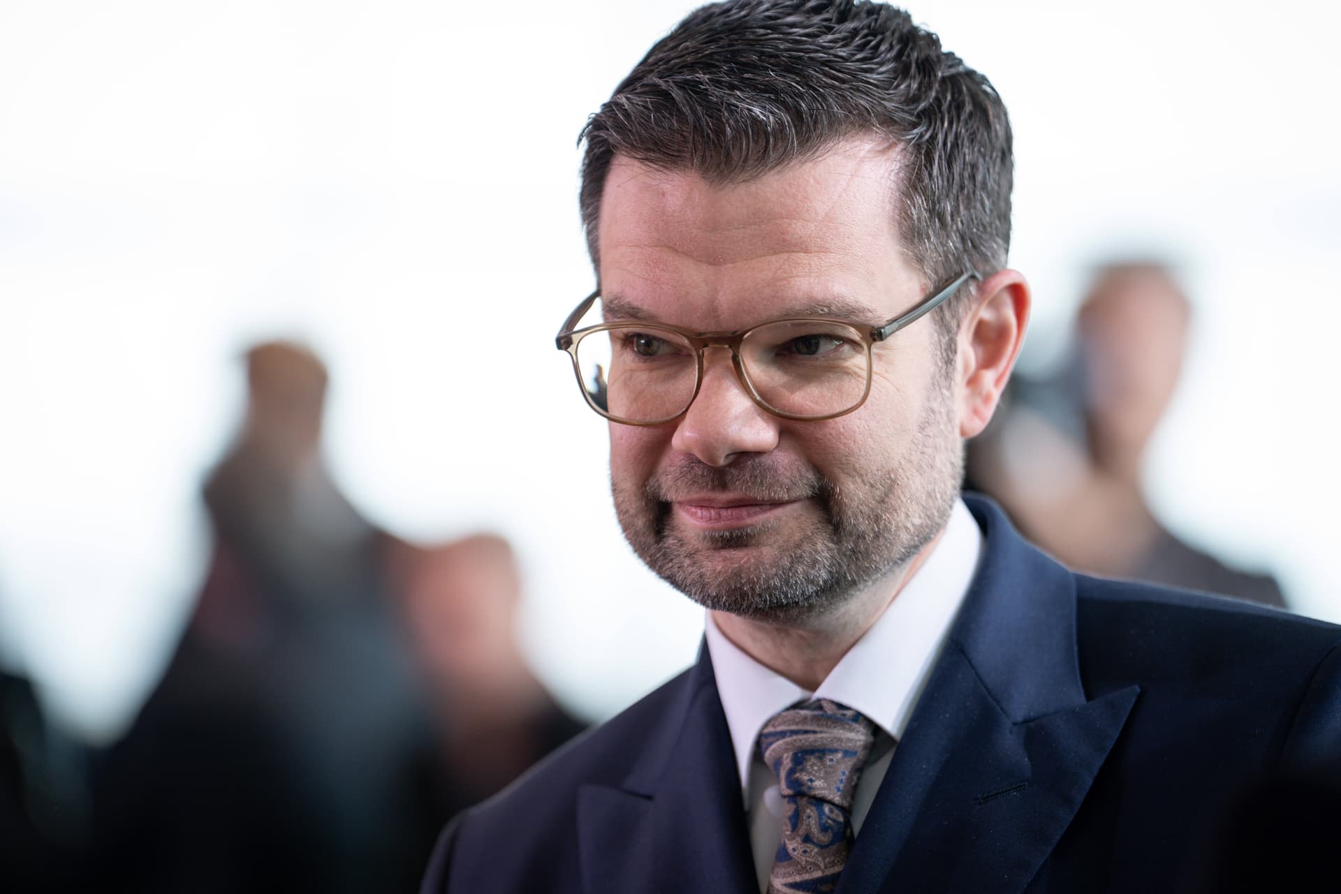 Anschlag auf Buschmann: So treiben Trans-Schläger die Regierung vor sich her