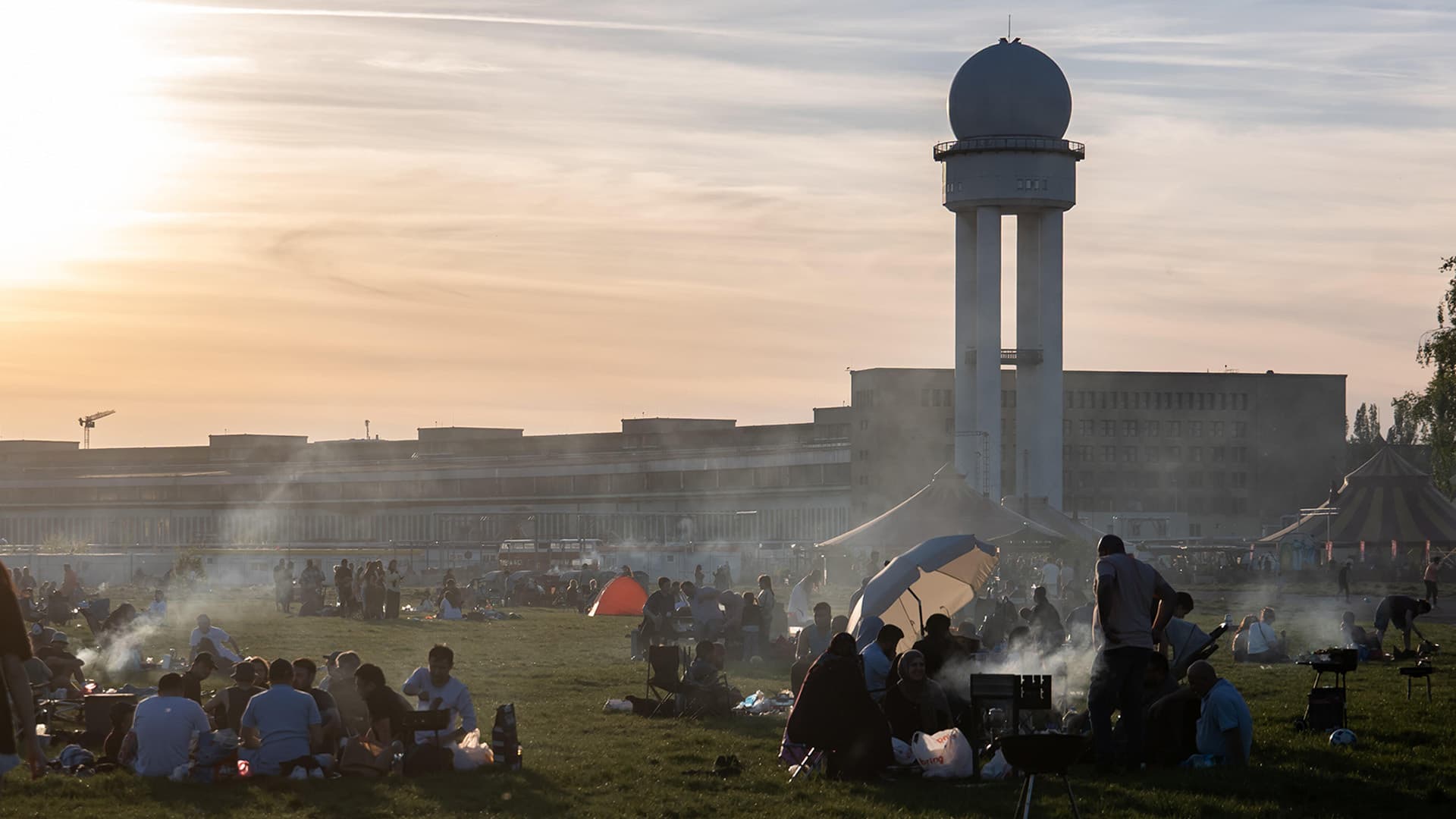 Zwei Drittel aller Berliner fordern: Flughafen Tempelhof soll bebaut werden!
