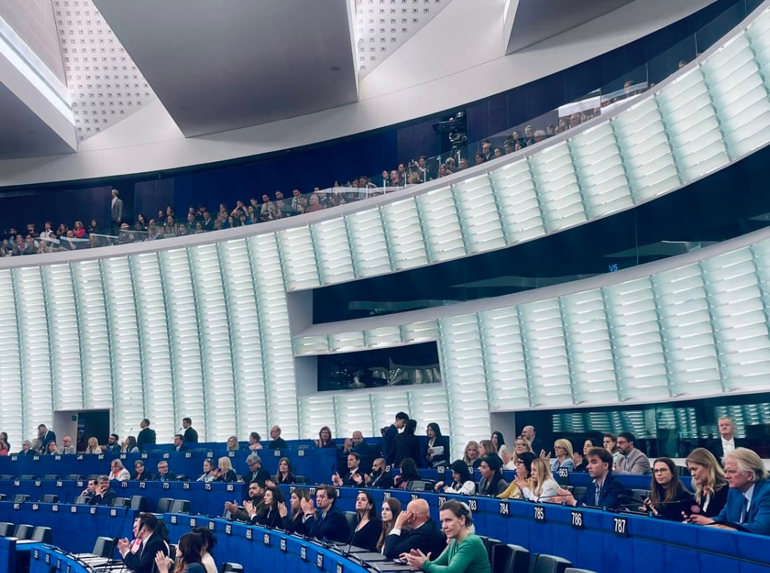 Rechte Fraktionen boykottieren Merkel-Ehrung im EU-Parlament – plötzlich sitzt Ersatz-Publikum auf leeren Rängen