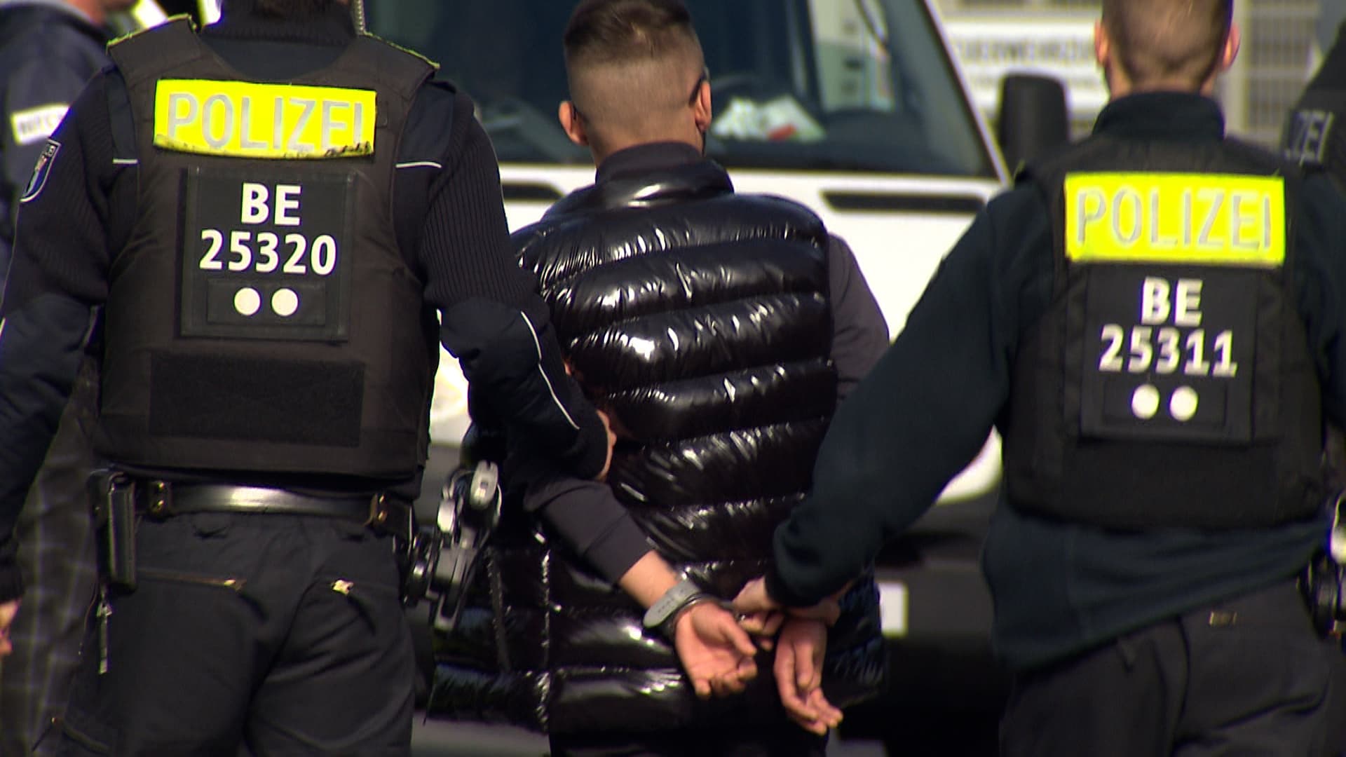 Vorwiegend junge Männer: Hier schiebt die Regierung 70 Ausreisepflichtige nach Albanien und Kosovo ab