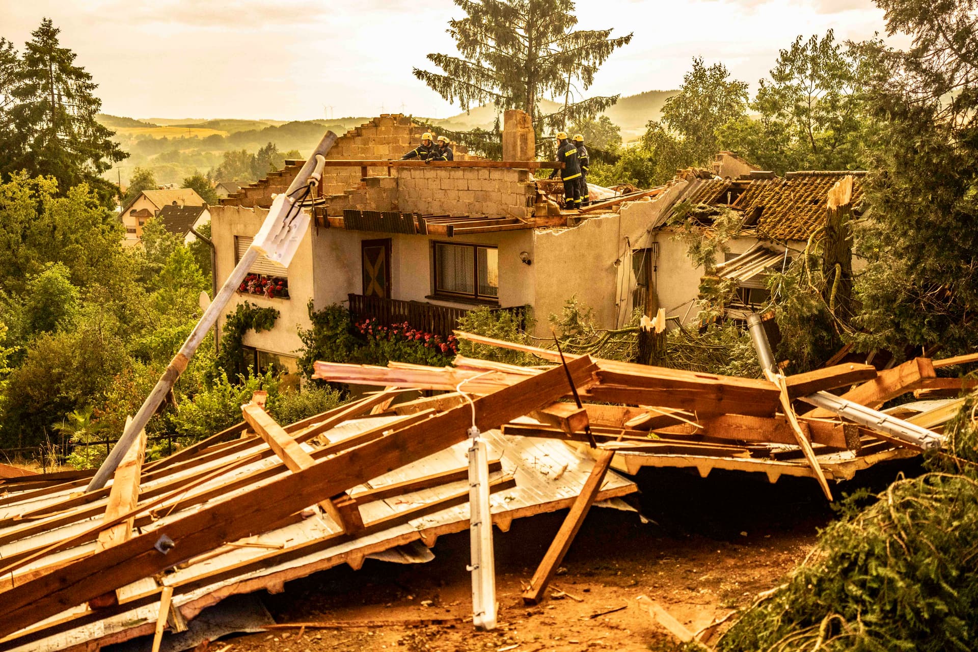 Monster-Sturm zerstört Häuser: Tornado-Alarm im Saarland