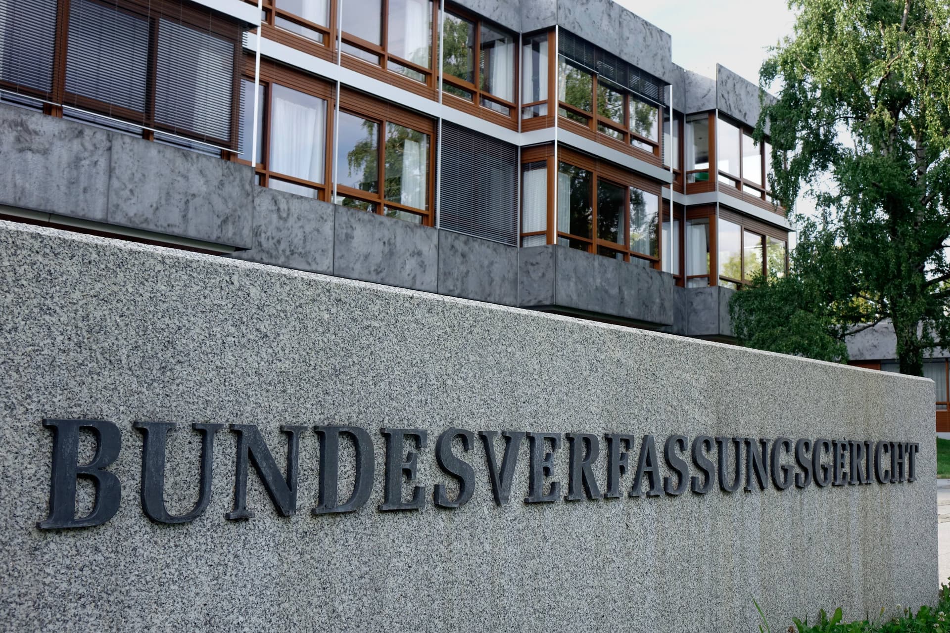 Verfassungsgericht entscheidet: Dieses brisante Urteil macht Abschiebungen fast unmöglich!