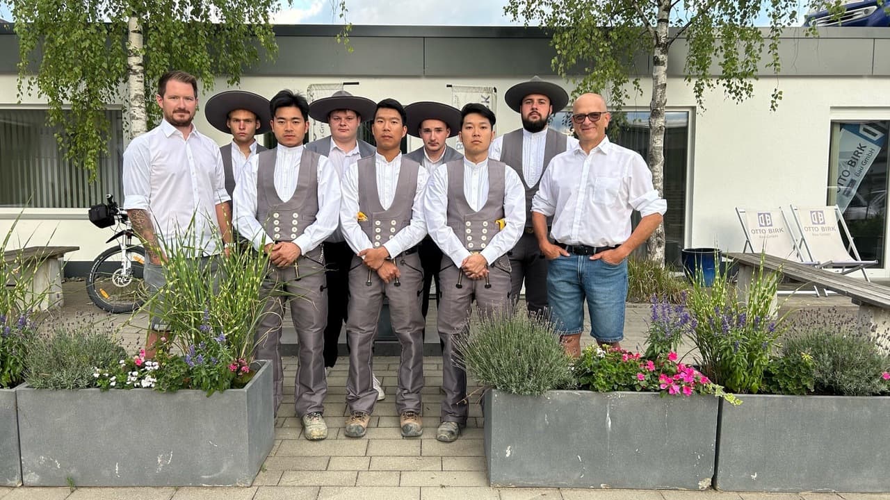 Hier funktioniert Integration: Vietnamesische Azubis schließen Maurer-Lehre ab