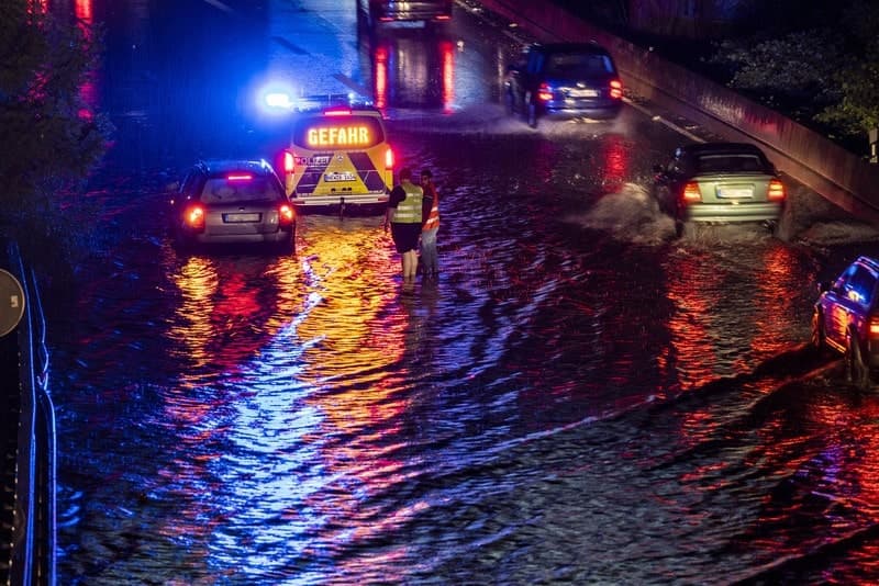 Zerquetschte Autos, blockierte Bahngleise, überschwemmte Straßen: DIE STURM-BILANZ!