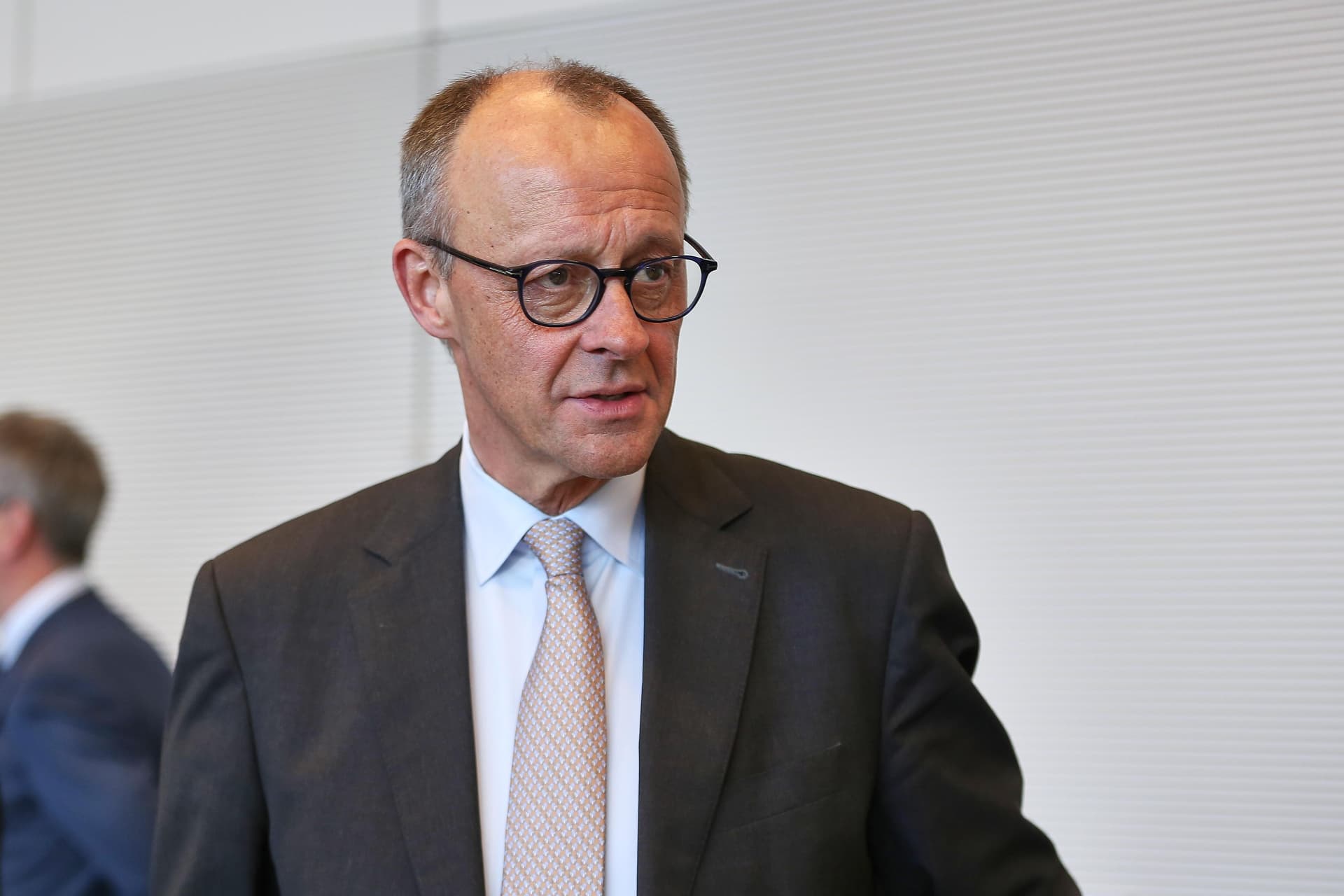Abgabenlast unter Merz gestiegen: Jeder zweite Euro an den Staat