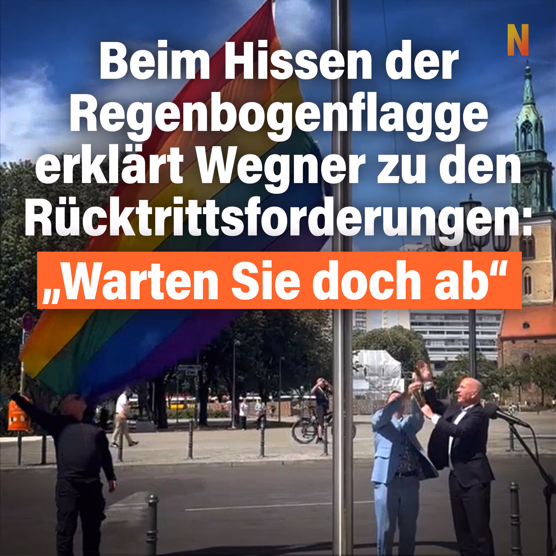 Beim Hissen der Regenbogenflagge erklärt Wegner zu den Rücktrittsforderungen: „Warten Sie doch ab“
