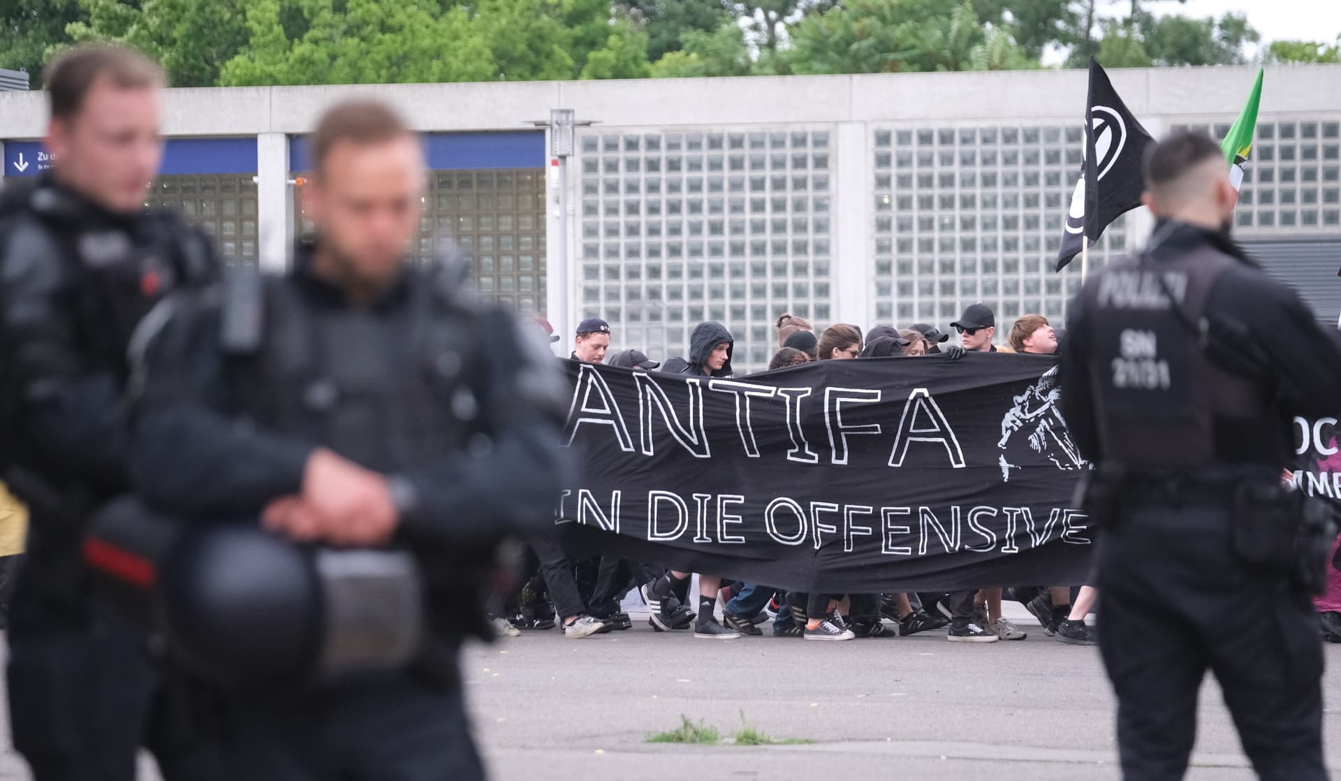 „Militant gegen Nazis vorgehen”: Antifa-Extremist legitimiert linke Gewalt im taz-Interview