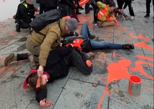 Klima-Chaotin mit Farbe bepinselt: Berliner Polizei ermittelt gegen ihren eigenen Beamten