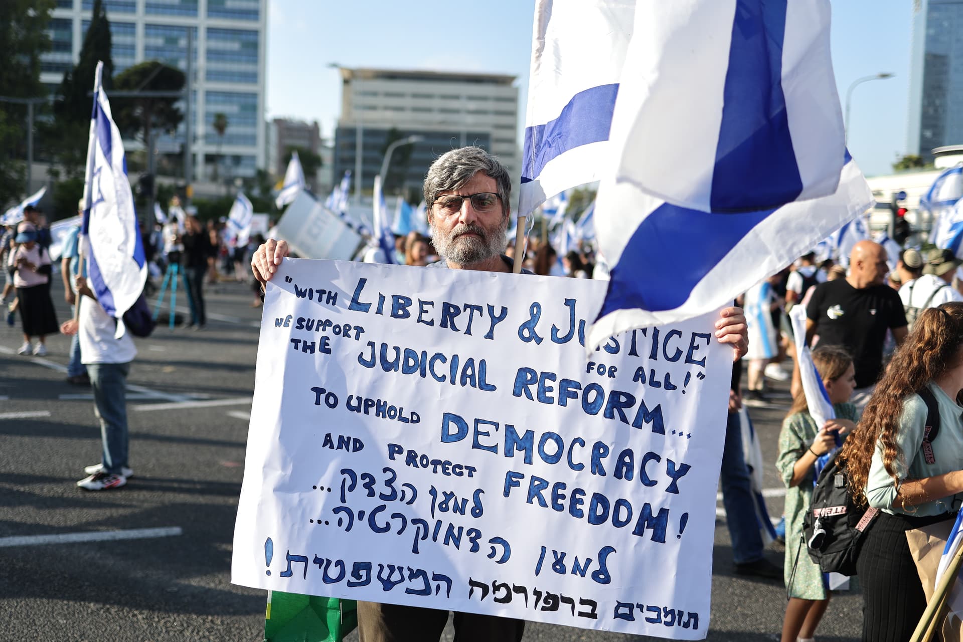 Israel beschließt umstrittene Justizreform – Netanjahu nach OP schon wieder dabei