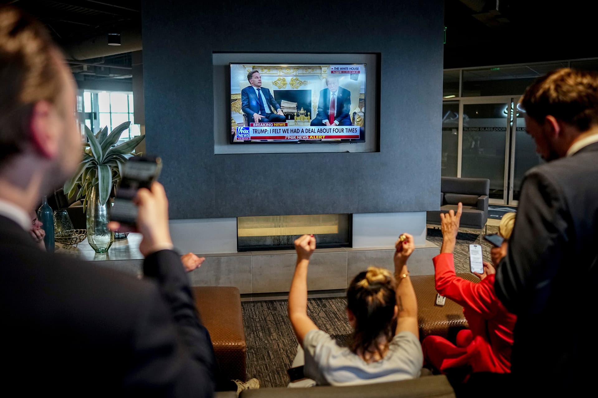 So viel zur kritischen Distanz… Als im Oval Office der Name Pistorius fällt, bricht bei seiner Journalisten-Delegation Jubel aus